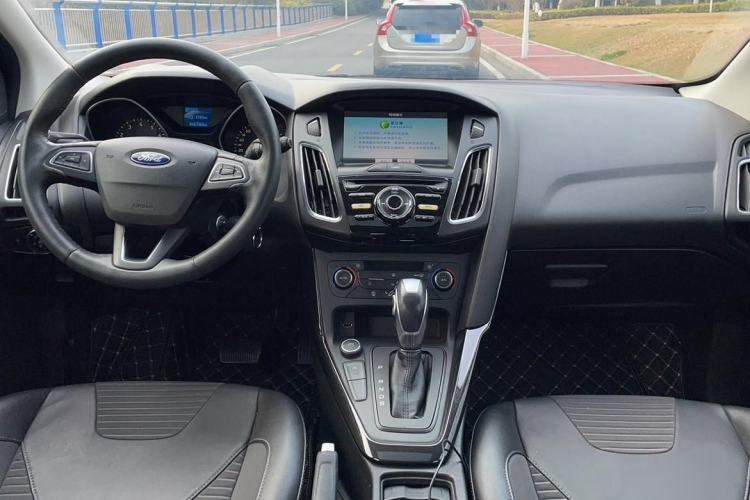 Used Ford Focus 2017 Hatchback EcoBoost 125 Automatic - Ultra-Powerful Style Edition with Smart Drive Features Interior 1