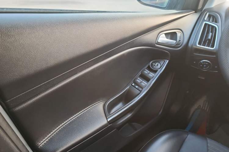 Used Ford Focus 2017 Sedan EcoBoost 125 Automatic Supreme Style SmartDrive Edition Interior 1