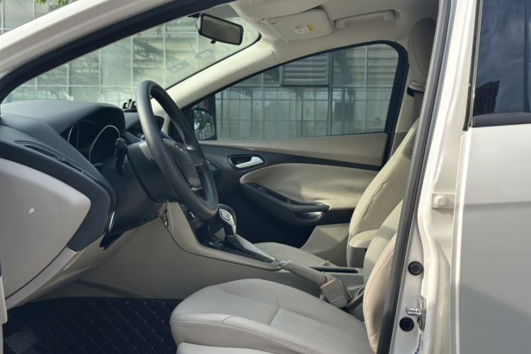 Used Ford Focus 2017 Sedan 1.6L Automatic Comfort Plus SmartDrive Edition Interior 10