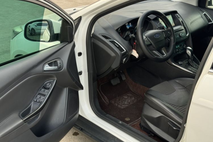 Used Ford Focus 2017 Sedan EcoBoost 180 Automatic Elite Model Interior 10