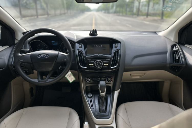 Used Ford Focus 2017 Sedan 1.6L Automatic Comfort Plus SmartDrive Edition Interior 11