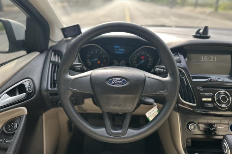 Used Ford Focus 2017 Sedan 1.6L Automatic Comfort Plus SmartDrive Edition Interior 12
