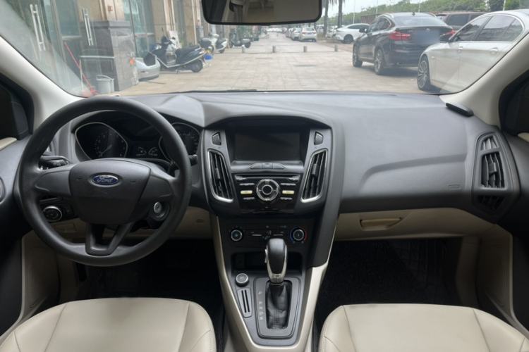 Used Ford Focus 2017 Sedan 1.6L Automatic Comfort Plus SmartDrive Edition Interior 2