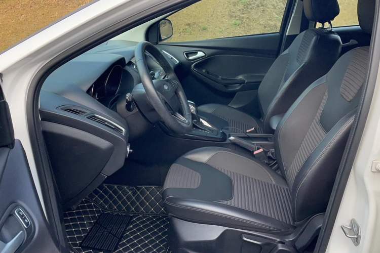 Used Ford Focus 2017 Hatchback EcoBoost 125 Automatic - Ultra-Powerful Style Edition with Smart Drive Features Interior 2