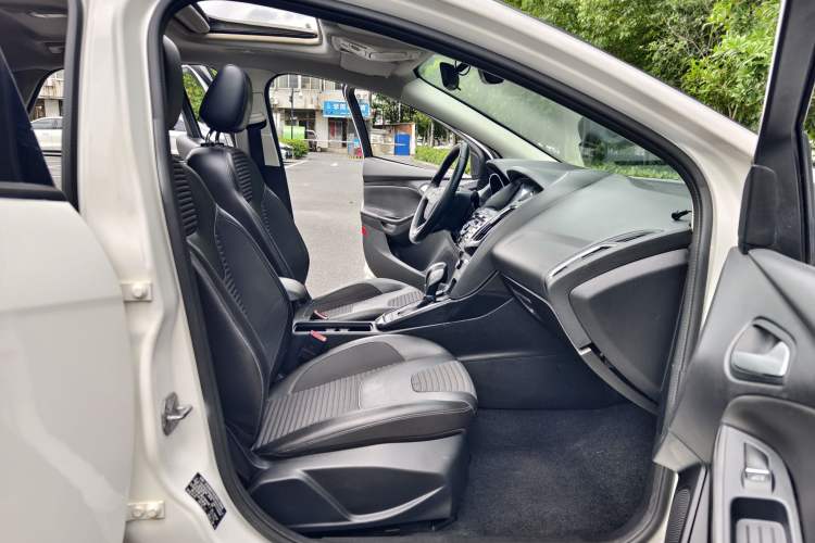 Used Ford Focus 2017 Sedan 1.6L Automatic Fashion Edition Smart Drive Version Interior 2