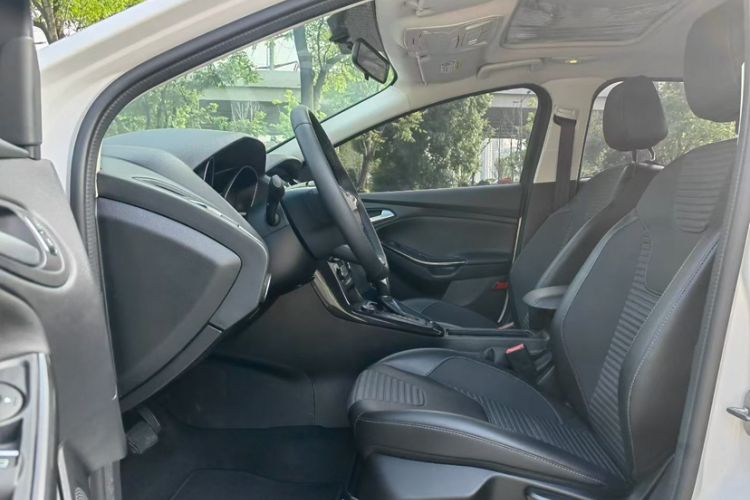Used Ford Focus 2017 Sedan EcoBoost 125 Automatic Supreme Style SmartDrive Edition Interior 2