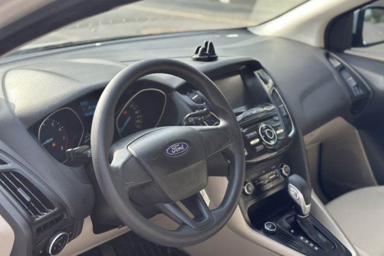 Used Ford Focus 2017 Sedan 1.6L Automatic Comfort Plus SmartDrive Edition Interior 2