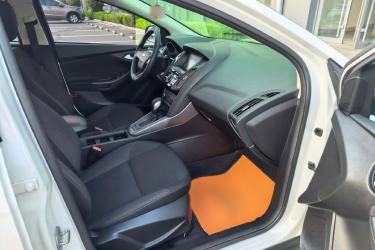 Used Ford Focus 2017 Hatchback 1.6L Automatic Comfort Plus SmartDrive Edition Interior 3