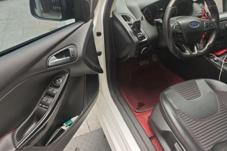 Used Ford Focus 2017 1.5T CTCC White and Black Limited Edition Interior 3