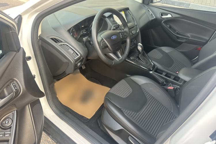 Used Ford Focus 2017 Hatchback EcoBoost 180 Automatic Elite Model Interior 3
