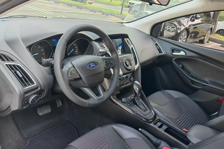 Used Ford Focus 2017 Sedan EcoBoost 125 Automatic Supreme Style SmartDrive Edition Interior 3