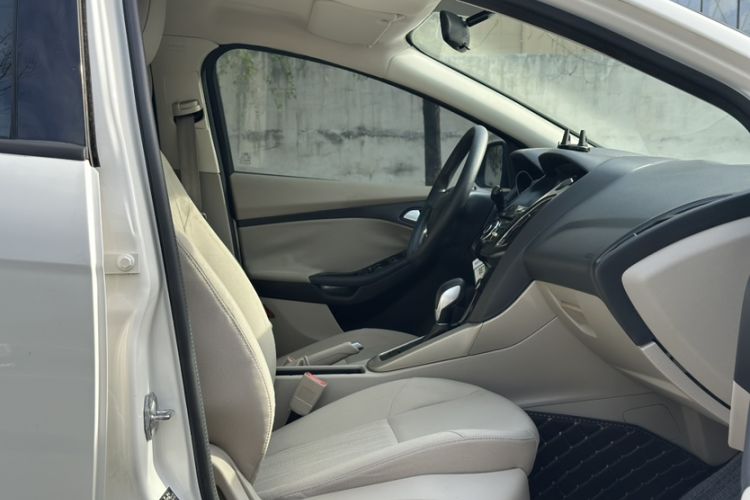Used Ford Focus 2017 Sedan 1.6L Automatic Comfort Plus SmartDrive Edition Interior 3
