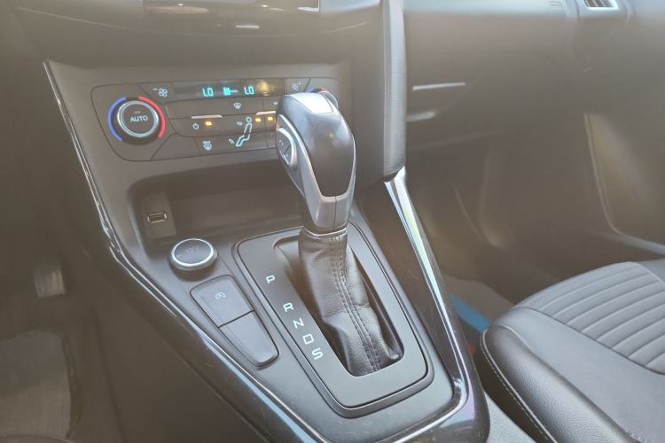 Used Ford Focus 2017 Sedan EcoBoost 125 Automatic Supreme Style SmartDrive Edition Interior 3