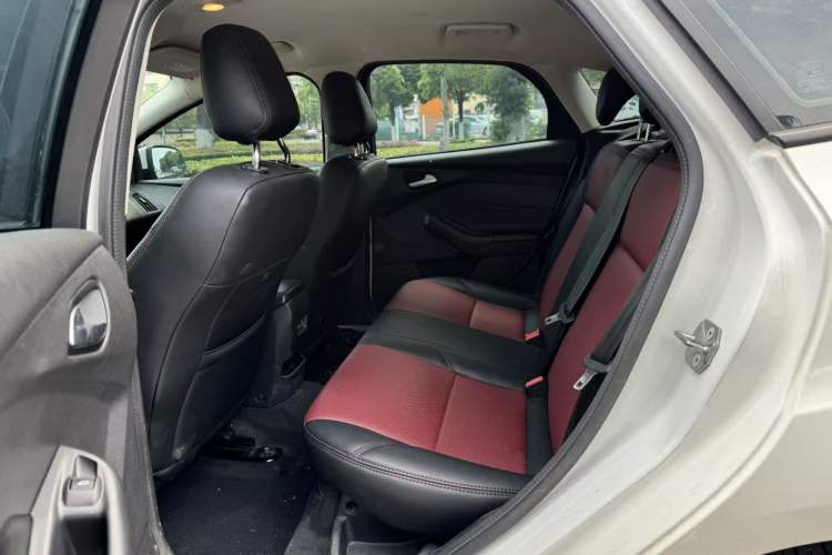 Used Ford Focus 2017 Hatchback 1.6L Automatic Comfort Plus SmartDrive Edition Interior 3