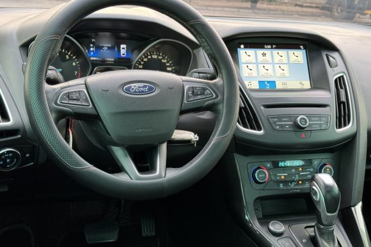 Used Ford Focus 2017 Sedan EcoBoost 180 Automatic Elite Model Interior 3