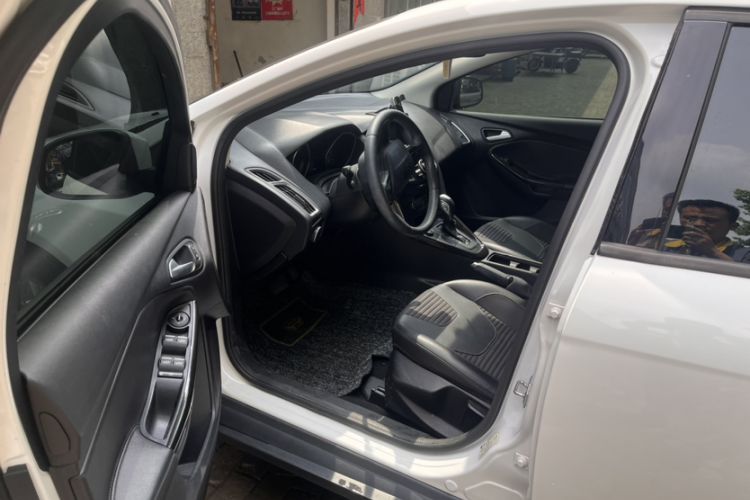 Used Ford Focus 2017 Sedan 1.6L Automatic Fashion Edition Smart Drive Version Interior 4