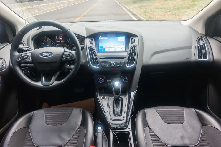 Used Ford Focus 2017 Hatchback EcoBoost 180 Automatic Elite Model Interior 4