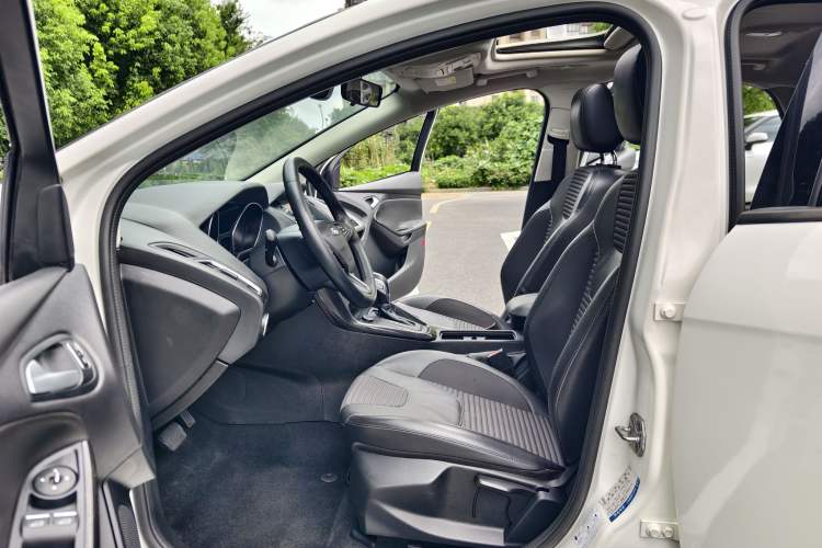 Used Ford Focus 2017 Sedan 1.6L Automatic Fashion Edition Smart Drive Version Interior 4