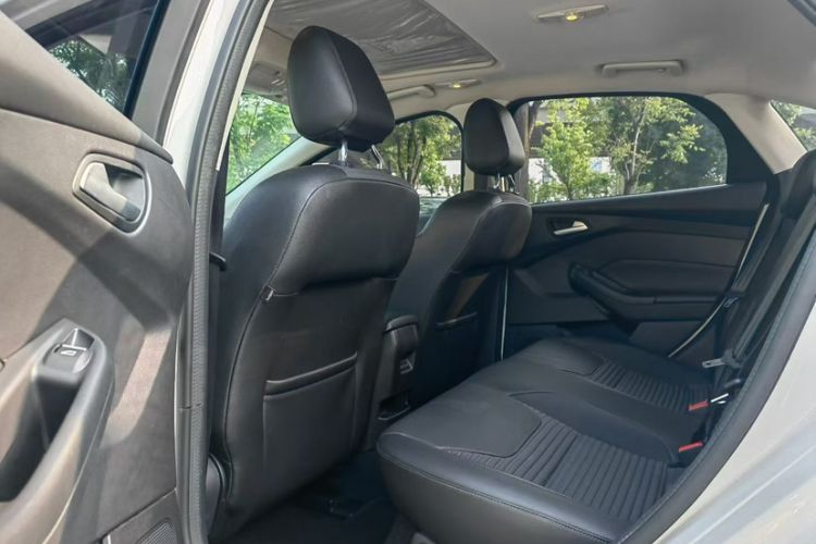 Used Ford Focus 2017 Sedan EcoBoost 125 Automatic Supreme Style SmartDrive Edition Interior 4