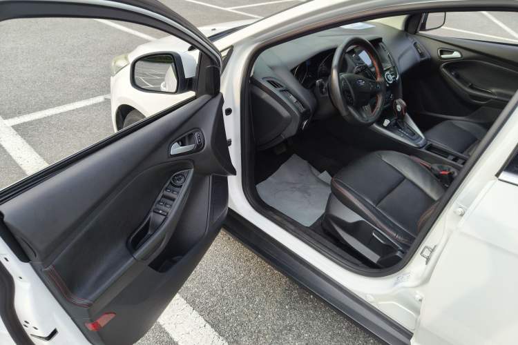Used Ford Focus 2017 Hatchback 1.6L Automatic Comfort Plus SmartDrive Edition Interior 4