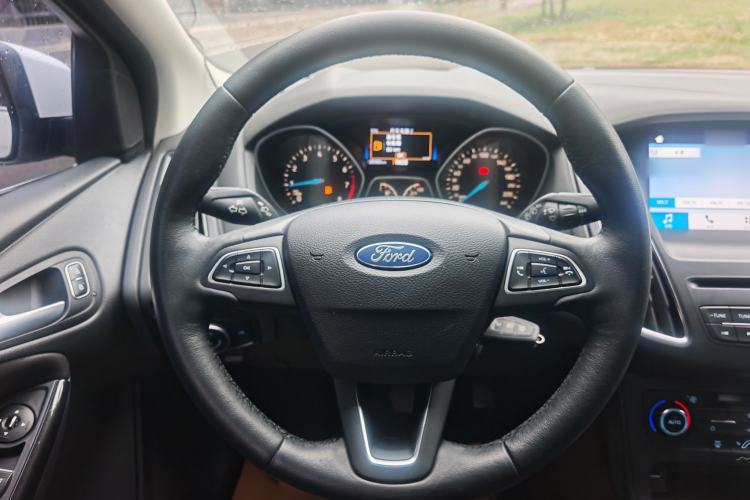 Used Ford Focus 2017 Hatchback EcoBoost 180 Automatic Elite Model Interior 5