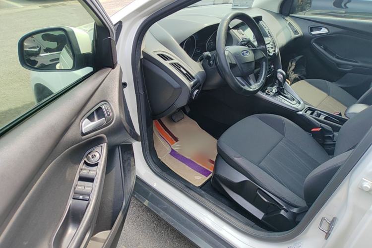 Used Ford Focus 2017 Hatchback 1.6L Automatic Comfort Plus SmartDrive Edition Interior 5