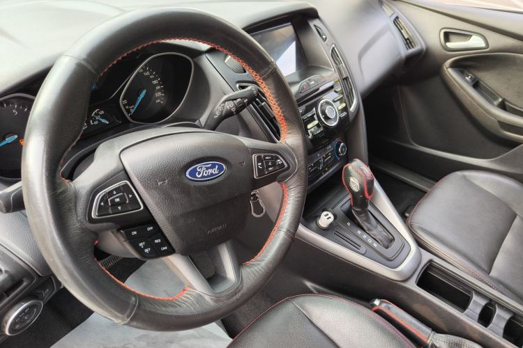 Used Ford Focus 2017 Hatchback 1.6L Automatic Comfort Plus SmartDrive Edition Interior 5