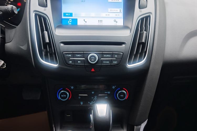 Used Ford Focus 2017 Hatchback EcoBoost 180 Automatic Elite Model Interior 6