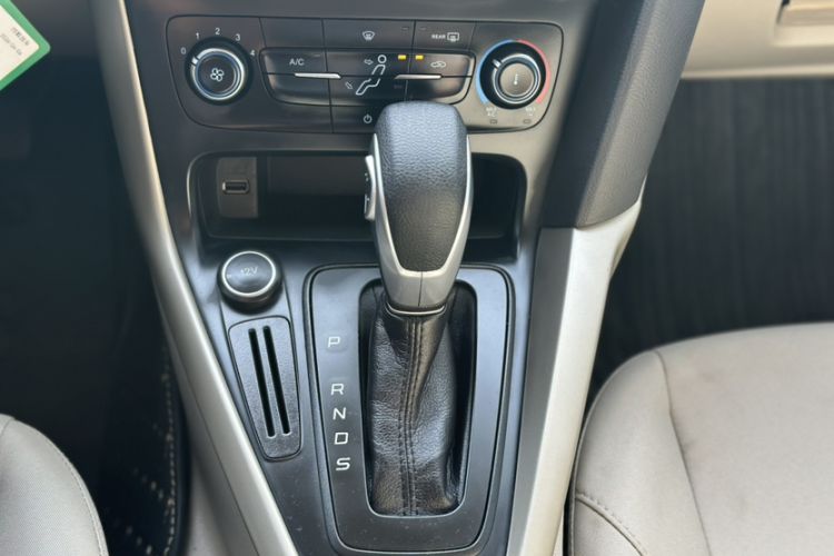 Used Ford Focus 2017 Sedan 1.6L Automatic Comfort Plus SmartDrive Edition Interior 7