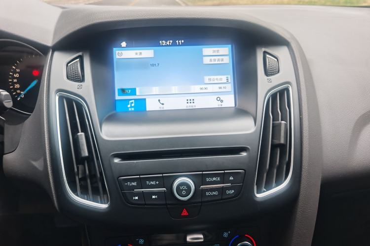 Used Ford Focus 2017 Hatchback EcoBoost 180 Automatic Elite Model Interior 8