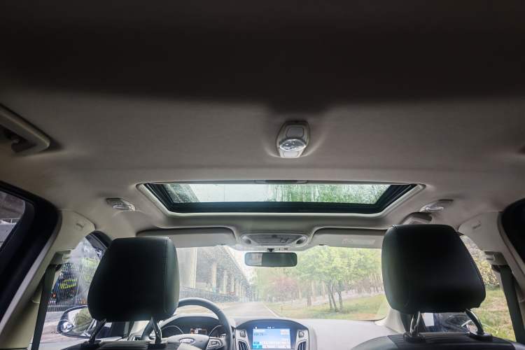 Used Ford Focus 2017 Hatchback EcoBoost 180 Automatic Elite Model Interior 9