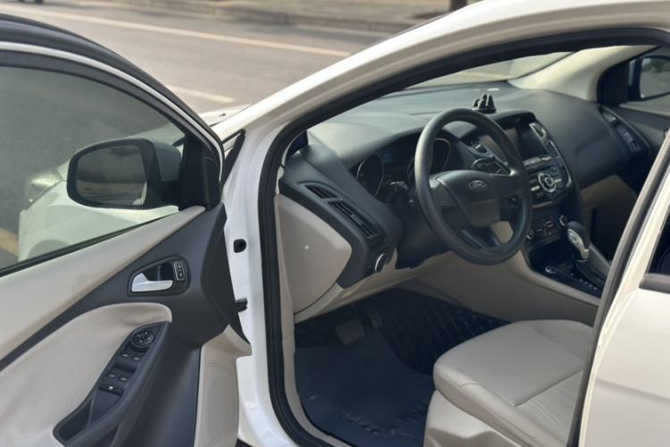 Used Ford Focus 2017 Sedan 1.6L Automatic Comfort Plus SmartDrive Edition Interior 9