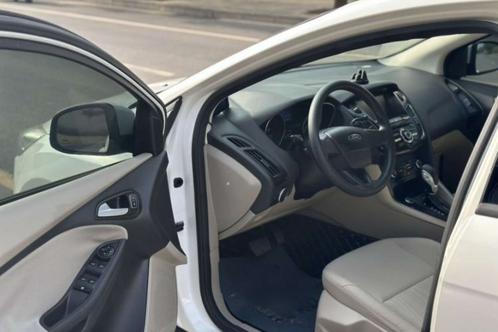 Used Ford Focus 2017 Sedan 1.6L Automatic Comfort Plus SmartDrive Edition Interior 9