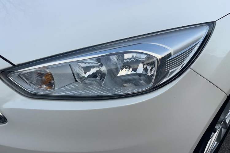 Used Ford Focus 2017 Hatchback EcoBoost 125 Automatic - Ultra-Powerful Style Edition with Smart Drive Features Left Front Headlight