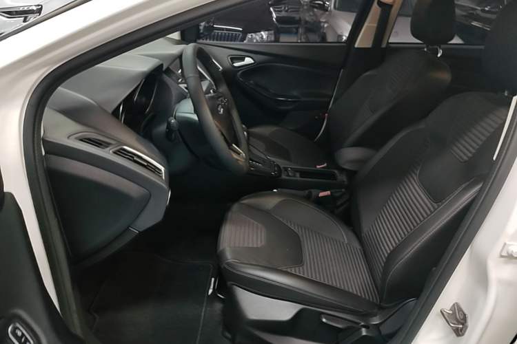 Used Ford Focus 2017 Sedan EcoBoost 125 Automatic Supreme Style SmartDrive Edition Left Front Seat