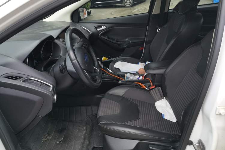 Used Ford Focus 2017 Sedan EcoBoost 125 Automatic Supreme Style SmartDrive Edition Left Front Seat