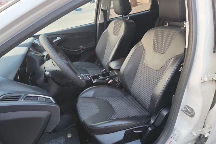 Used Ford Focus 2017 Sedan EcoBoost 125 Automatic Supreme Style SmartDrive Edition Left Front Seat