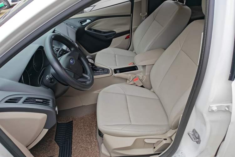 Used Ford Focus 2017 Sedan 1.6L Automatic Comfort Plus SmartDrive Edition Left Front Seat