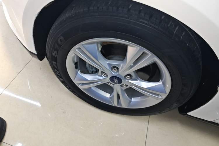 Used Ford Focus 2017 Sedan 1.6L Automatic Comfort Plus SmartDrive Edition Left Front Wheel Hub