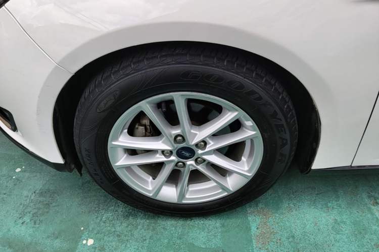 Used Ford Focus 2017 Sedan EcoBoost 180 Automatic Elite Model Left Front Wheel Hub