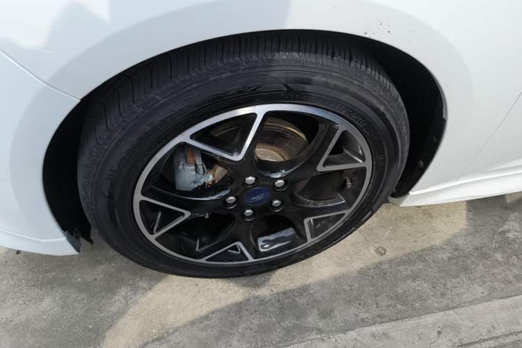Used Ford Focus 2017 1.5T CTCC White and Black Limited Edition Left Front Wheel Hub