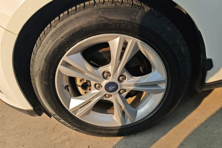 Used Ford Focus 2017 Sedan 1.6L Automatic Comfort Plus SmartDrive Edition Left Front Wheel Hub