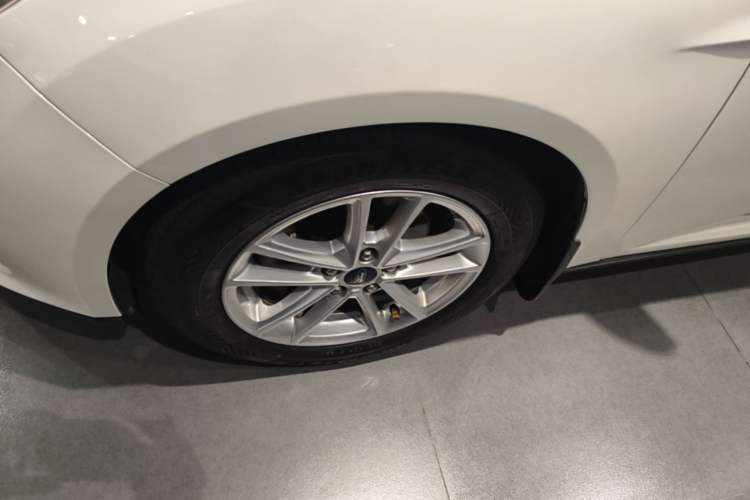 Used Ford Focus 2017 Sedan EcoBoost 180 Automatic Elite Model Left Front Wheel Hub