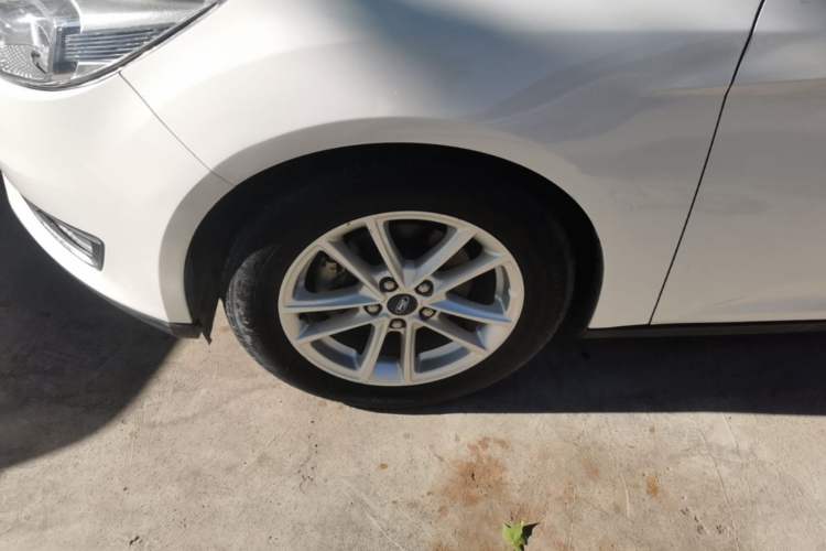 Used Ford Focus 2017 Sedan EcoBoost 125 Automatic Supreme Style SmartDrive Edition Left Front Wheel Hub