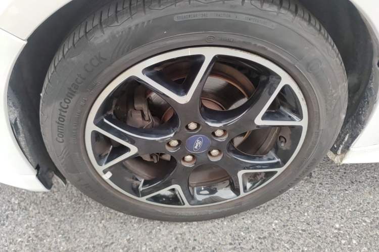 Used Ford Focus 2017 1.5T CTCC White and Black Limited Edition Left Front Wheel Hub