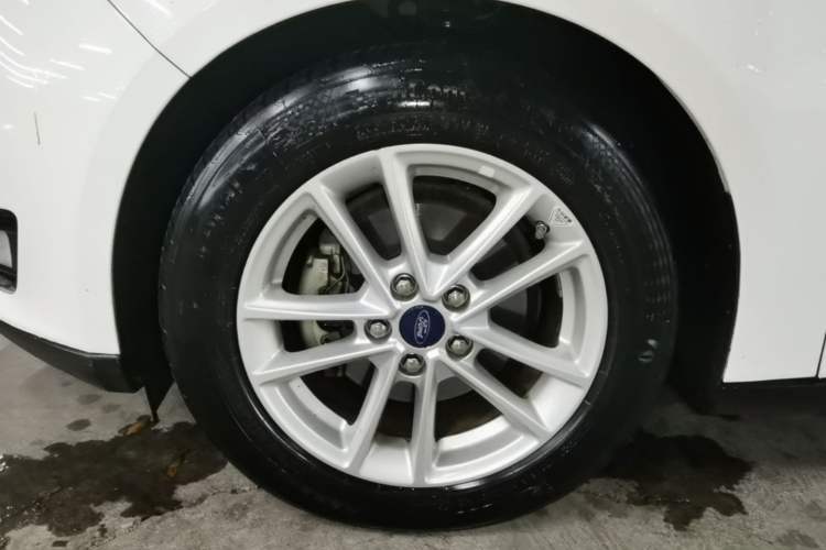 Used Ford Focus 2017 Sedan EcoBoost 125 Automatic Supreme Style SmartDrive Edition Left Front Wheel Hub