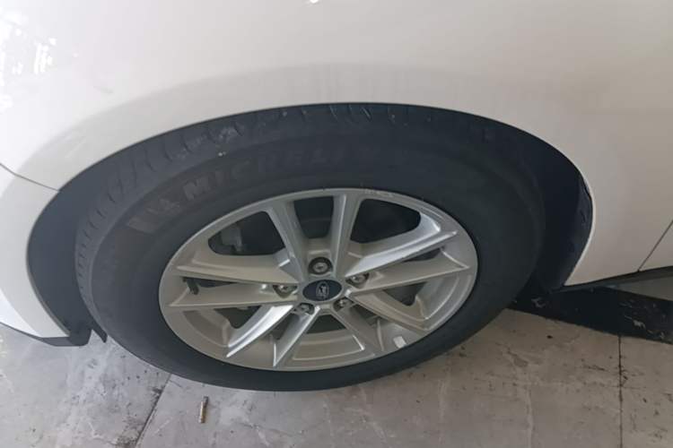 Used Ford Focus 2017 Sedan EcoBoost 180 Automatic Elite Model Left Front Wheel Hub