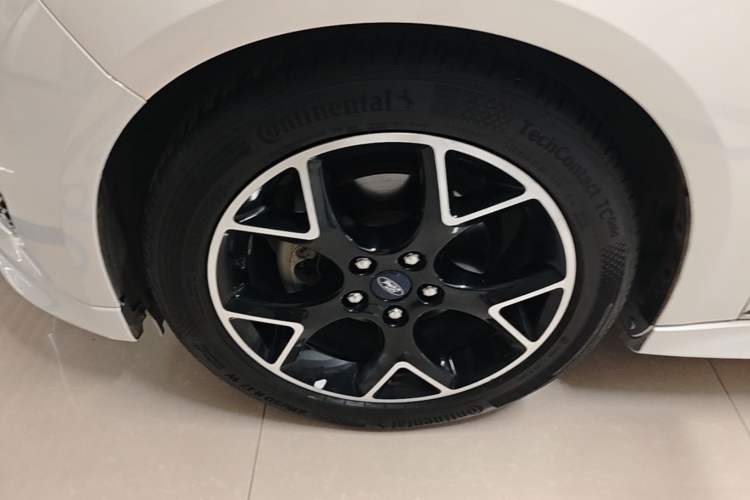 Used Ford Focus 2017 1.5T CTCC White and Black Limited Edition Left Front Wheel Hub