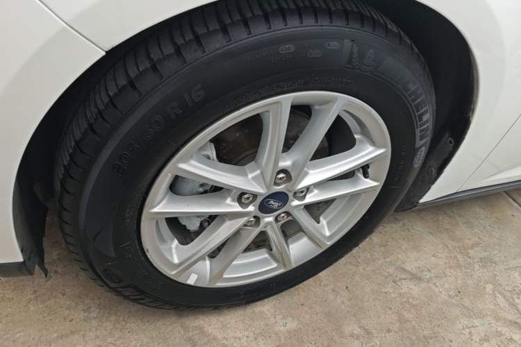 Used Ford Focus 2017 Hatchback EcoBoost 125 Manual – Ultra-Performance Style SmartDrive Edition Left Front Wheel Hub