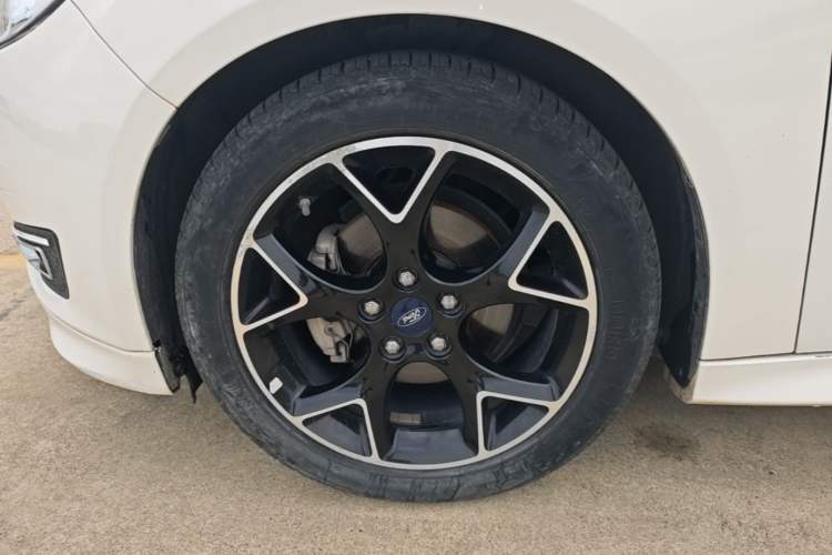 Used Ford Focus 2017 1.5T CTCC White and Black Limited Edition Left Front Wheel Hub